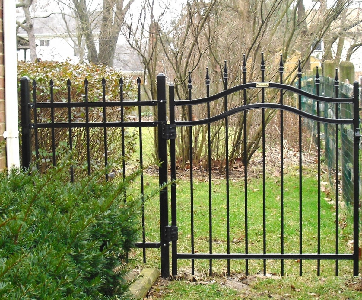 Double Swing Garden Gate Spear Top Entry Door Fence 3 Keys Steel Powder-coated 