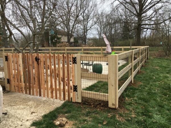Kentucky 3 board with wire liner and picket gate